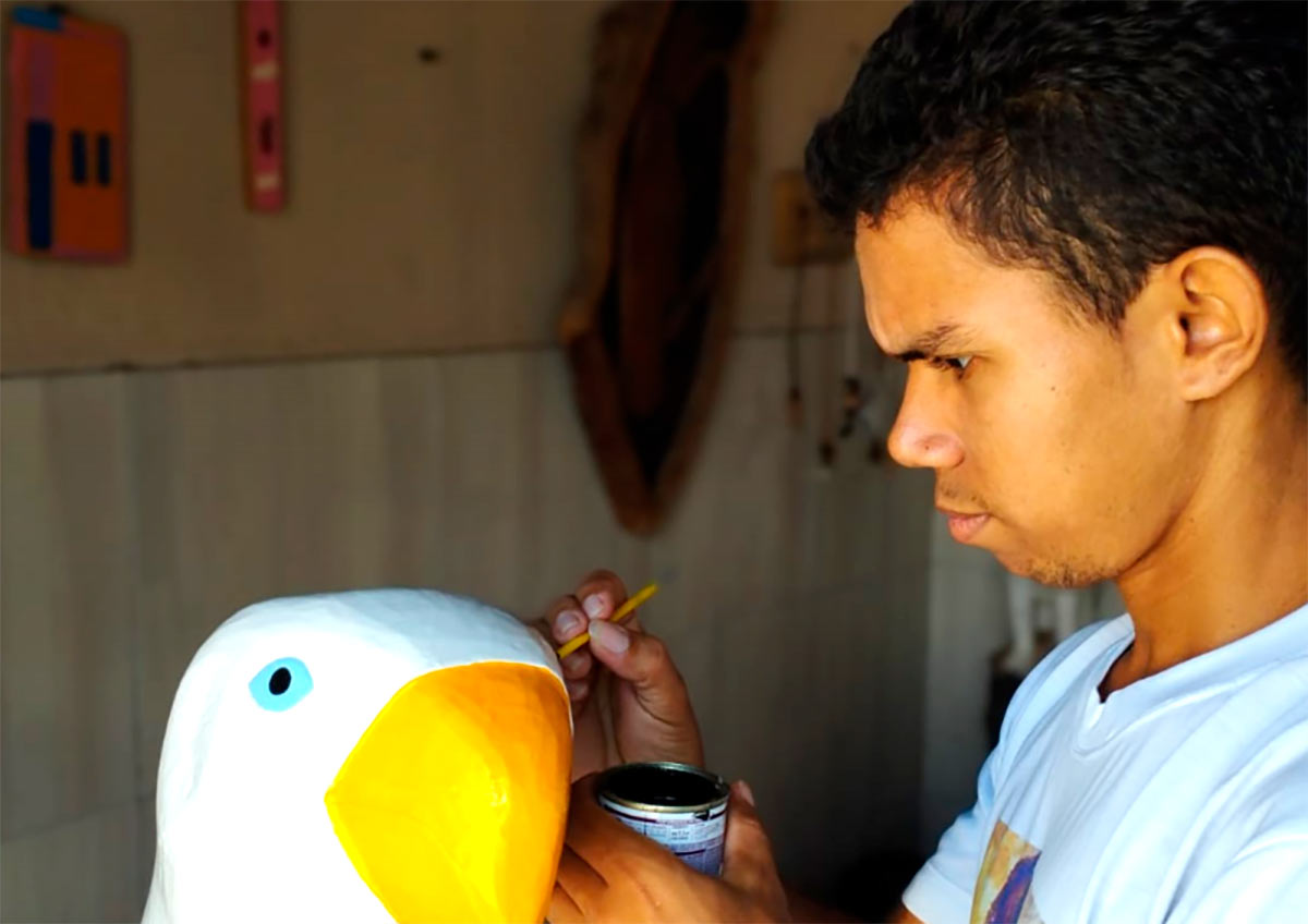 Yang da Paz Farias trabalha com madeira após observar os mais velhos