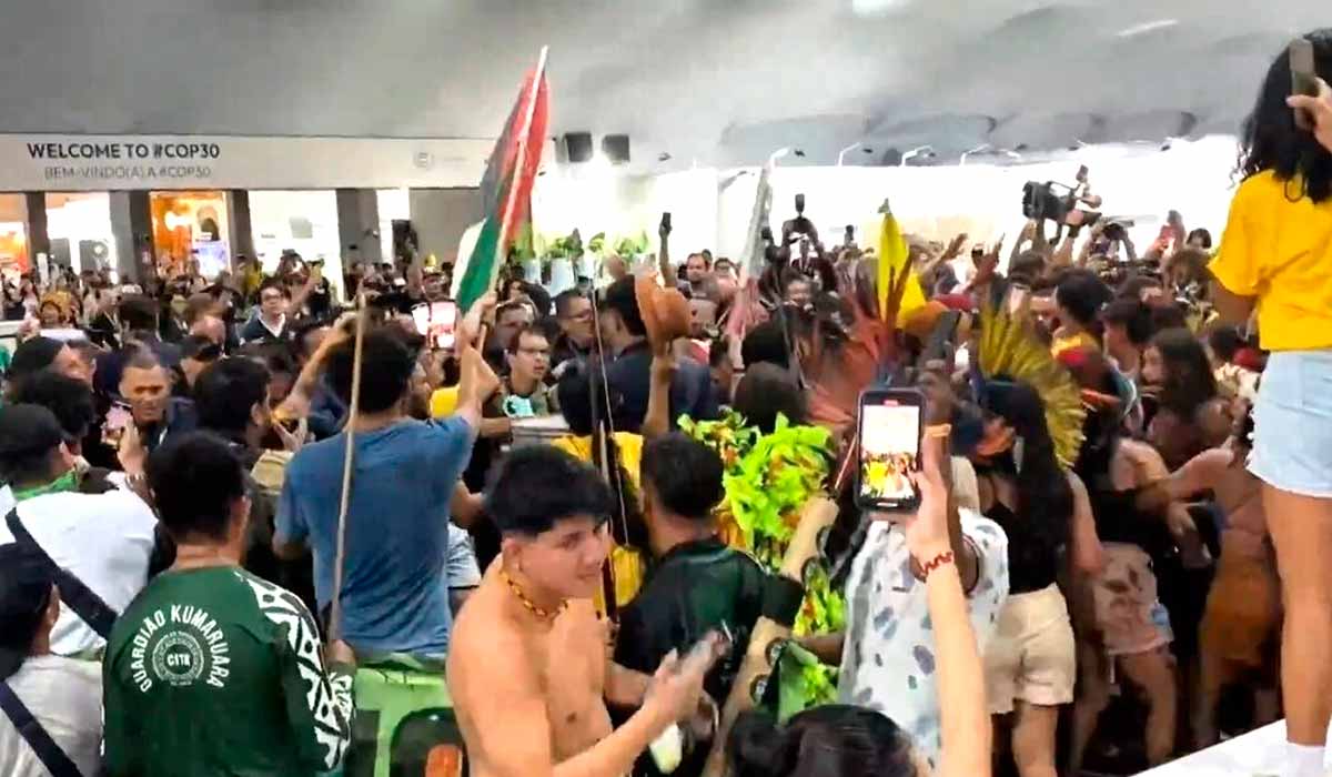 Manifestantes tentam invadir área de negociações da COP30 e entram em confronto com seguranças