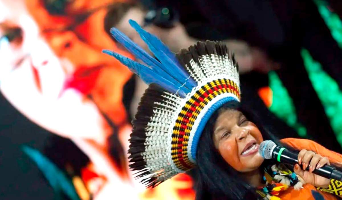 A ministra dos Povos Indígenas Sônia Guajajara, anunciando a assinatura de dez novas portarias declaratórias de demarcação de terras indígenas pelo Ministério da Justiça - Foto: Bruno Peres/Agência Brasil