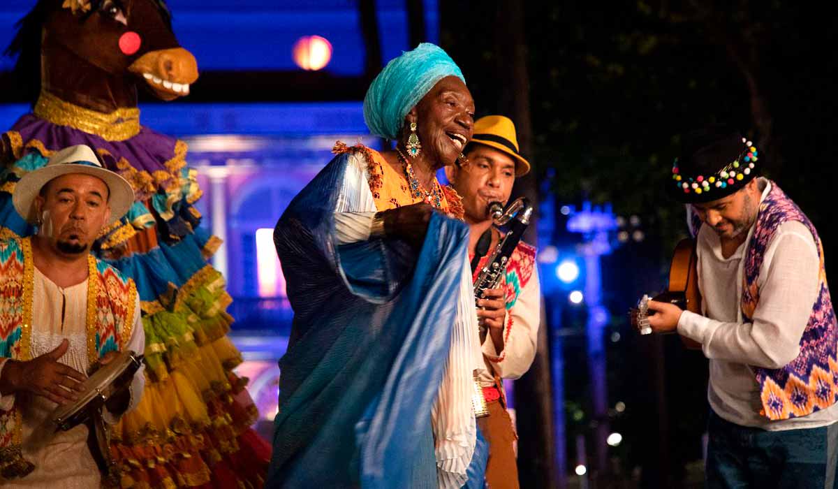 Lia de Itamaracá participou da edição de 2024. Lia é a Rainha da Ciranda, patrimônio vivo de Pernambuco, expoente inegável da cultura brasileira e artista com prestígio internacional. Da vida quieta em sua ilha, cantando e dançando cirandas, Lia ganhou os palcos do Brasil e do mundo Lia de Itamaracá participou da edição de 2024. Lia é a Rainha da Ciranda, patrimônio vivo de Pernambuco, expoente inegável da cultura brasileira e artista com prestígio internacional. Da vida quieta em sua ilha, cantando e dançando cirandas, Lia ganhou os palcos do Brasil e do mundo