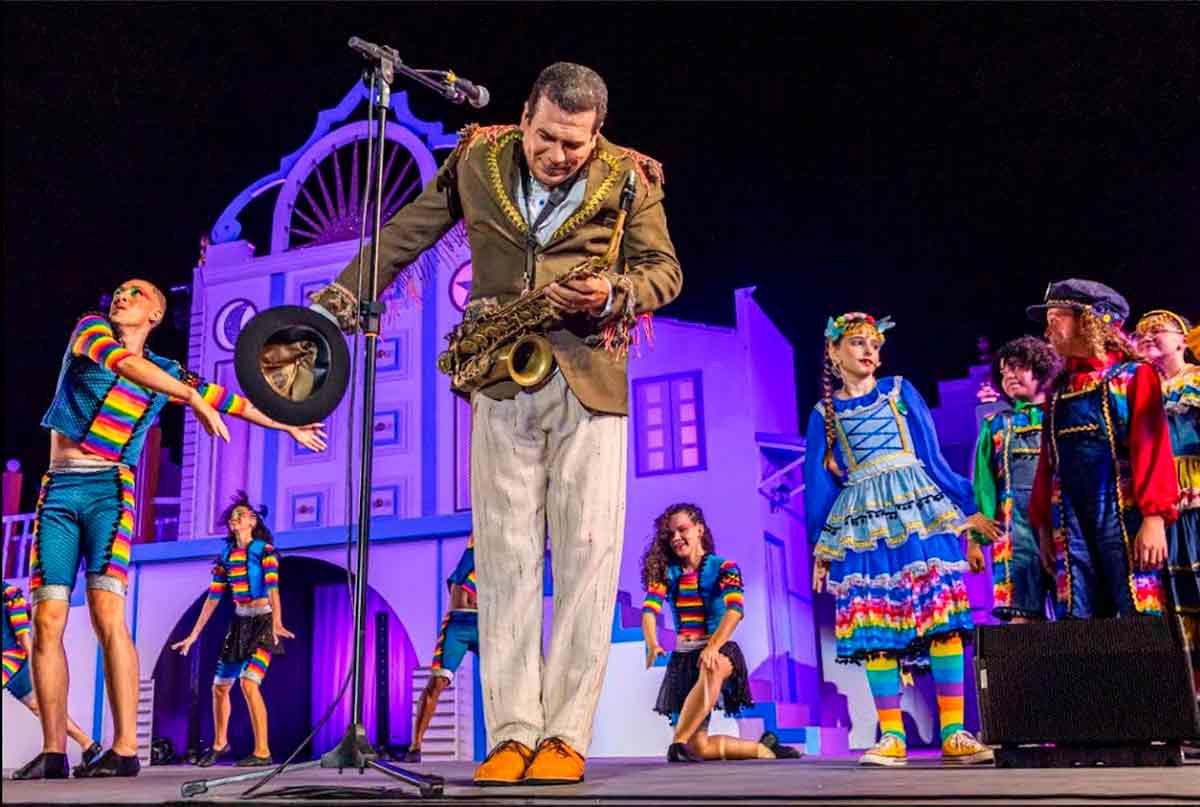 Maestro Spok, ícone do frevo e do jazz brasileiros, no palco do Baile do Menino Deus Maestro Spok, ícone do frevo e do jazz brasileiros, no palco do Baile do Menino Deus