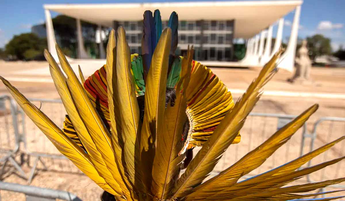 Indígena de prontidão em frente ao STF - Foto: Joedson Alves/Agência Brasil Indígena de prontidão em frente ao STF - Foto: Joedson Alves/Agência Brasil