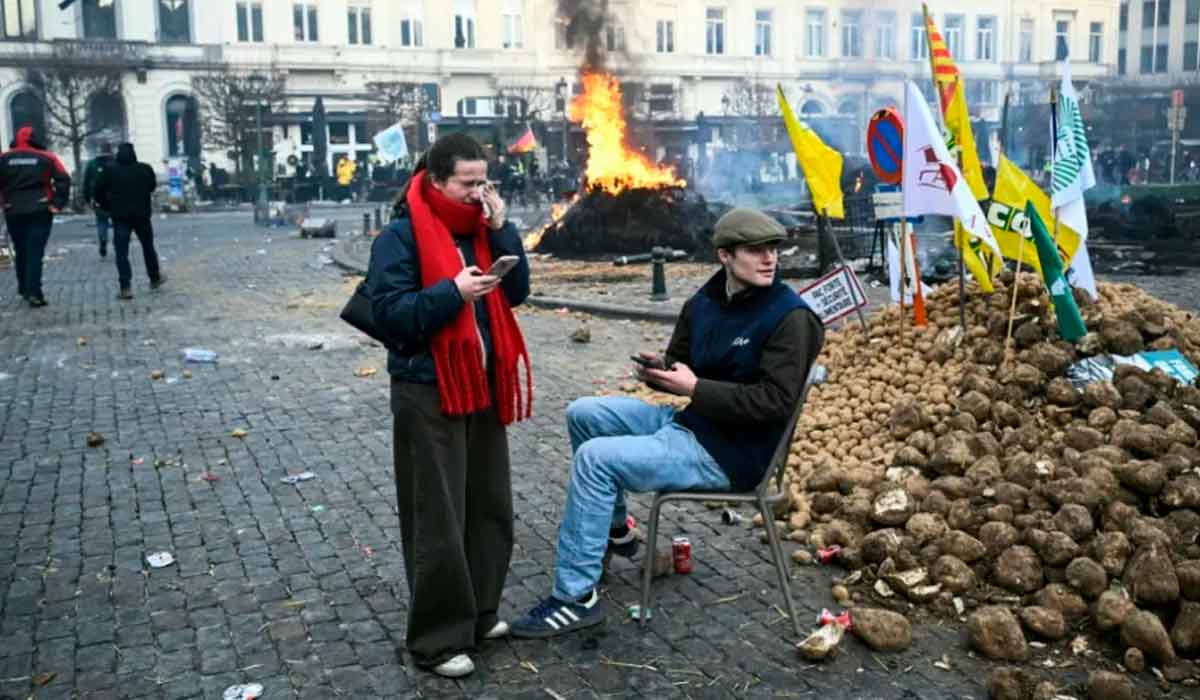 Milhares de agricultores manifestaram sua revolta deixando um panorama de pneus incendiados, batatas e projéteis arremessados, jatos d’água e bombas de gás lacrimogêneo lançados pela polícia Milhares de agricultores manifestaram sua revolta deixando um panorama de pneus incendiados, batatas e projéteis arremessados, jatos d’água e bombas de gás lacrimogêneo lançados pela polícia