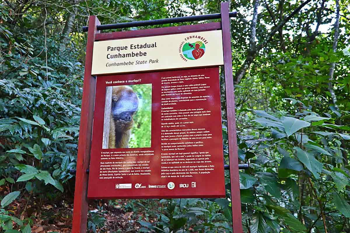Placa informativa do Parque Estadual do Cunhambebe