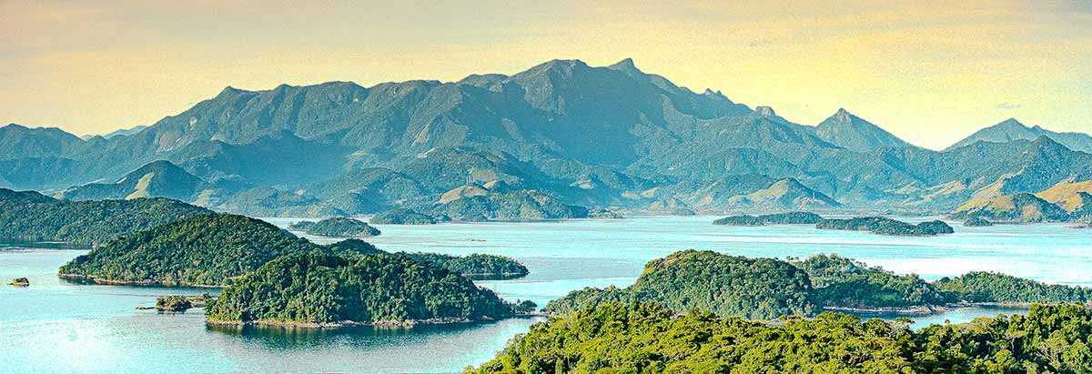 O maciço do Parque do Cunhambebe na Costa Verde Fluminense
