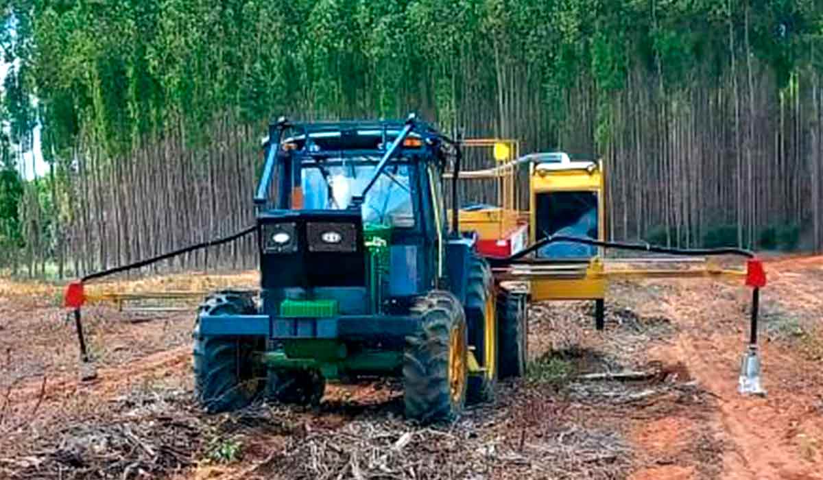 O conjunto operando com duas linhas laterais e uma central O conjunto operando com duas linhas laterais e uma central