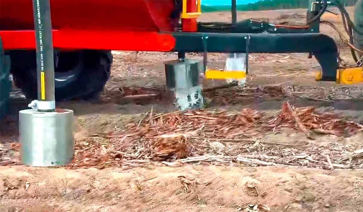 Detalhe das três linhas de irrigação Detalhe das três linhas de irrigação