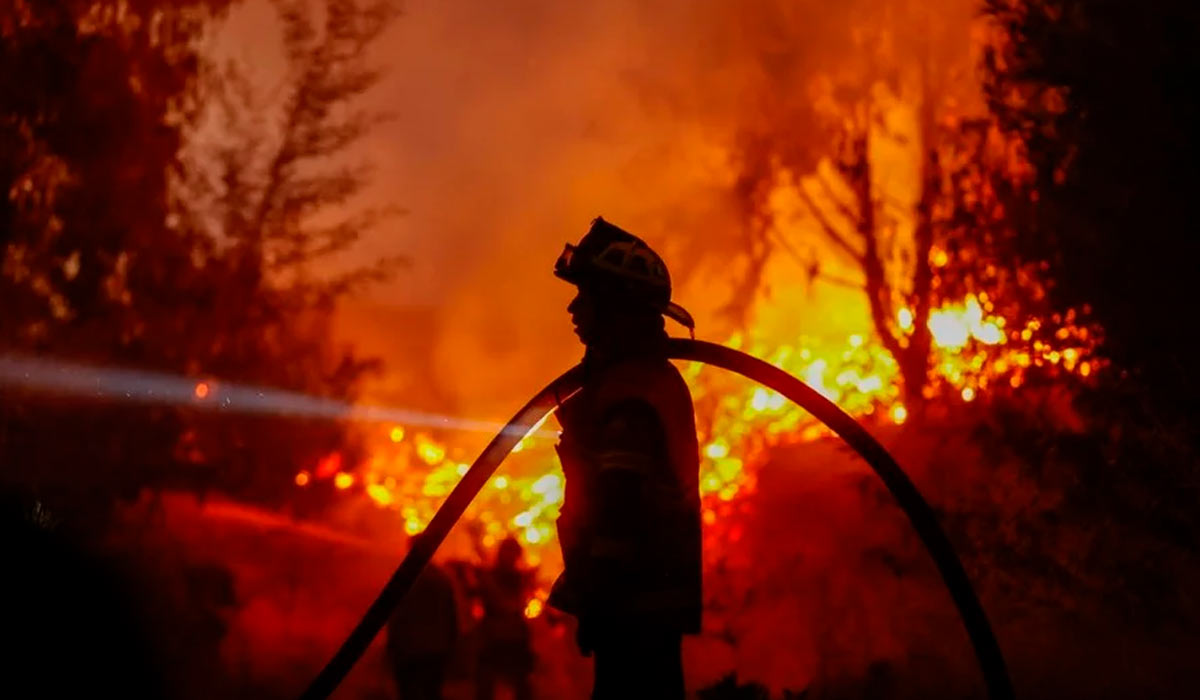 Bombeiros combatem o fogo em Biobío, cerca de 500 km ao sul de Santiago - Foto: Raul Bravo/AFP Bombeiros combatem o fogo em Biobío, cerca de 500 km ao sul de Santiago - Foto: Raul Bravo/AFP