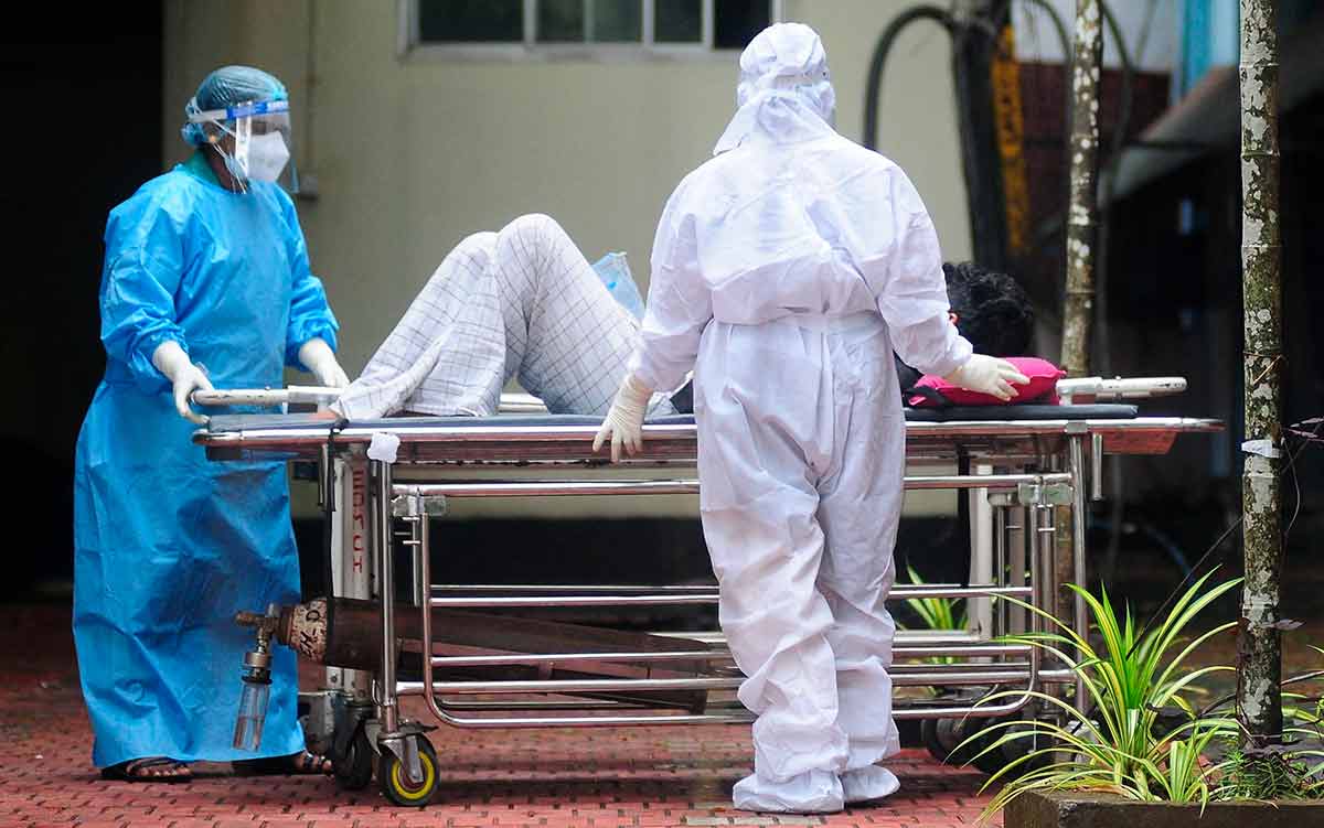 Profissionais de saúde usando equipamentos de proteção transferem um homem com sintomas do vírus Nipah para uma ala de isolamento em um hospital público em Kozhikode, no estado de Kerala, no sul da Índia - Foto: AFP/Getty Profissionais de saúde usando equipamentos de proteção transferem um homem com sintomas do vírus Nipah para uma ala de isolamento em um hospital público em Kozhikode, no estado de Kerala, no sul da Índia - Foto: AFP/Getty