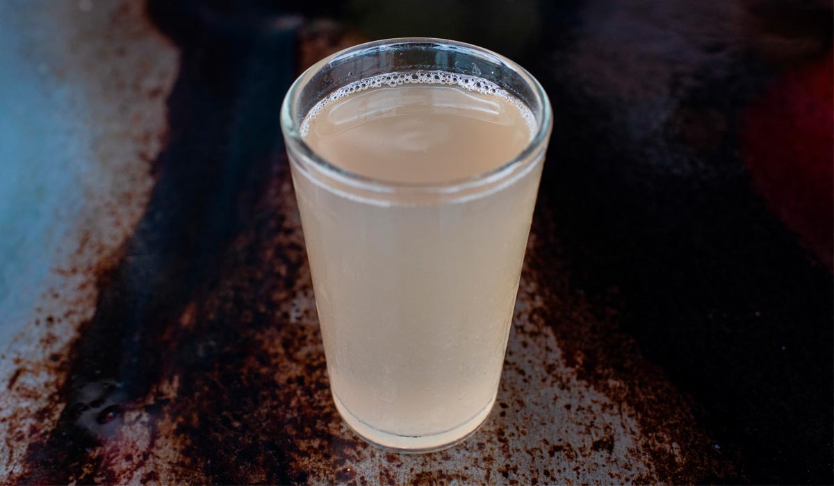 Um copo de seiva de tâmara crua é uma iguaria tradicional em Bangladesh, embora haja a possibilidade de conter o vírus mortal Nipah - Foto: Fatima Tuj Johora/NPR Um copo de seiva de tâmara crua é uma iguaria tradicional em Bangladesh, embora haja a possibilidade de conter o vírus mortal Nipah - Foto: Fatima Tuj Johora/NPR