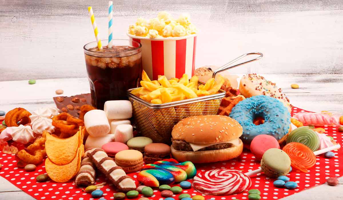 Projeto de Lei proíbe a comercialização de alimentos ultraprocessados e bebidas com alto teor de açúcar, gorduras e sódio em cantinas escolares Projeto de Lei proíbe a comercialização de alimentos ultraprocessados e bebidas com alto teor de açúcar, gorduras e sódio em cantinas escolares