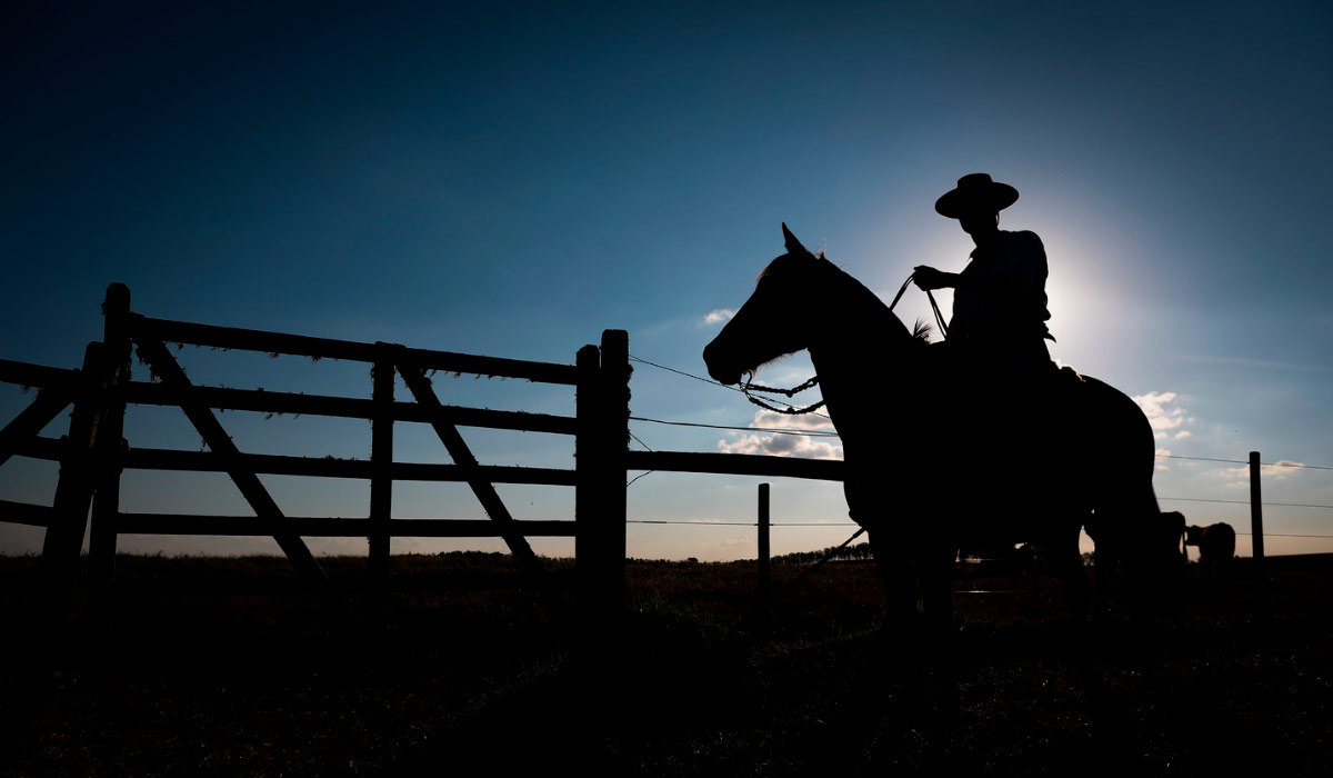 Homem do campo apreensivo com notícias sugerindo que será obrigado a trocar o chapéu pelo capacete