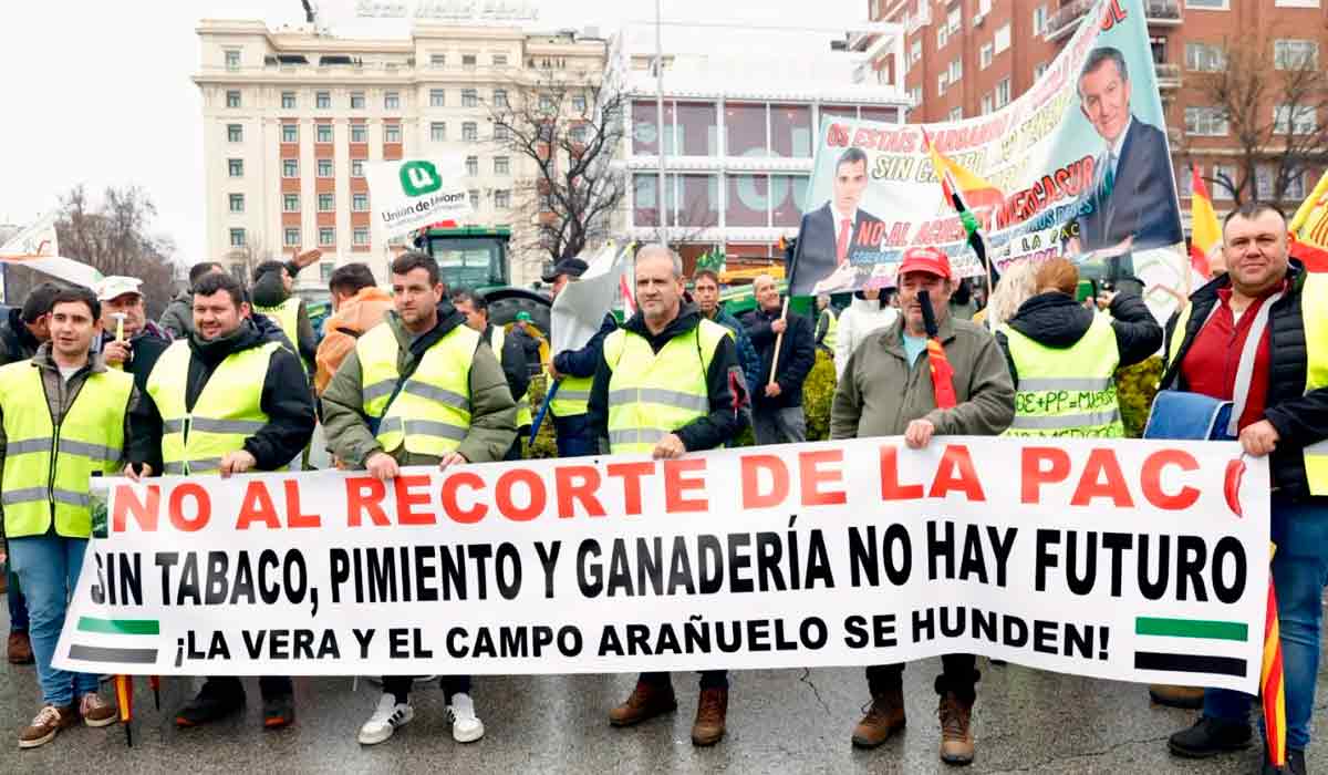 Protesto dosprodutores rurais espanhóis que percorreu o centro de Madri contra os cortes na Política Agrícola Comum (PAC) e no acordo com o Mercosul, chegou em frente à sede do Ministério da Agricultura - Foto: 20minutos Protesto dosprodutores rurais espanhóis que percorreu o centro de Madri contra os cortes na Política Agrícola Comum (PAC) e no acordo com o Mercosul, chegou em frente à sede do Ministério da Agricultura - Foto: 20minutos