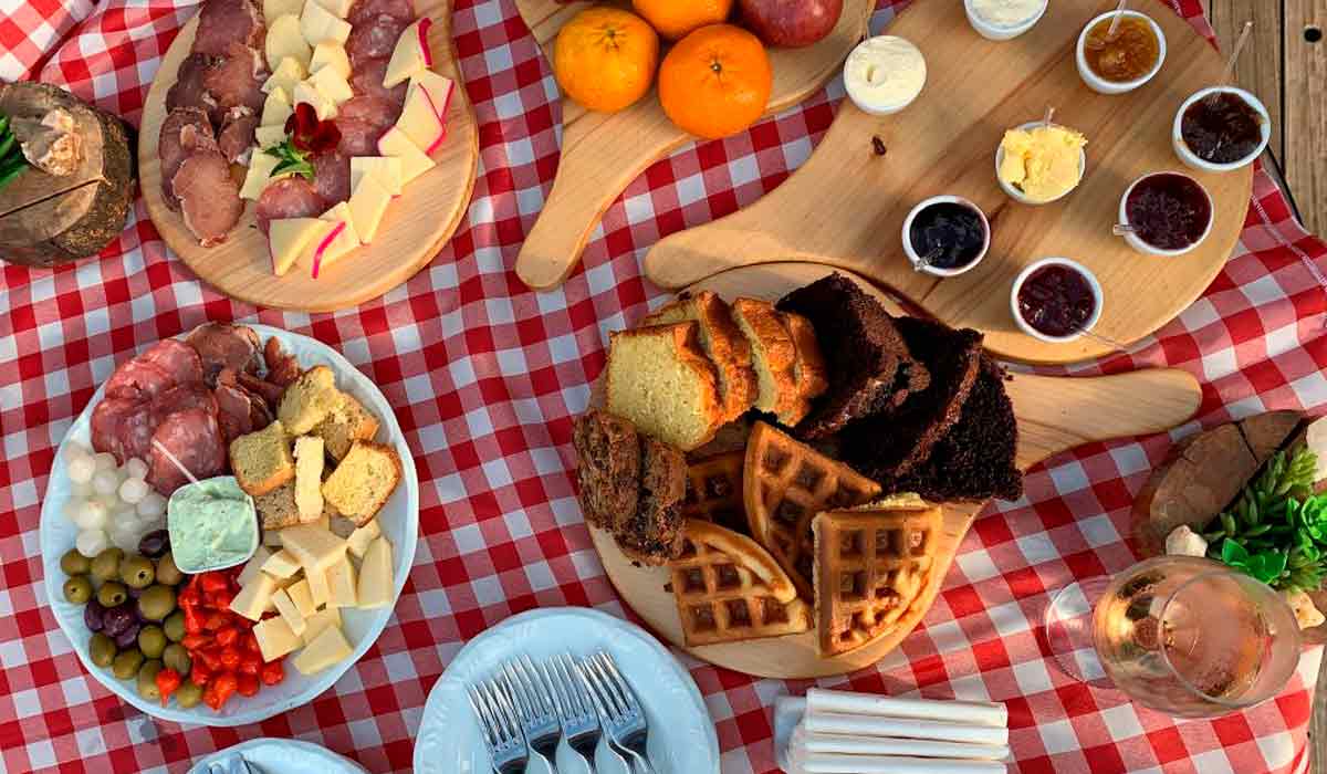Piquenique Toscano com diversas bebidas e quitutes Piquenique Toscano com diversas bebidas e quitutes