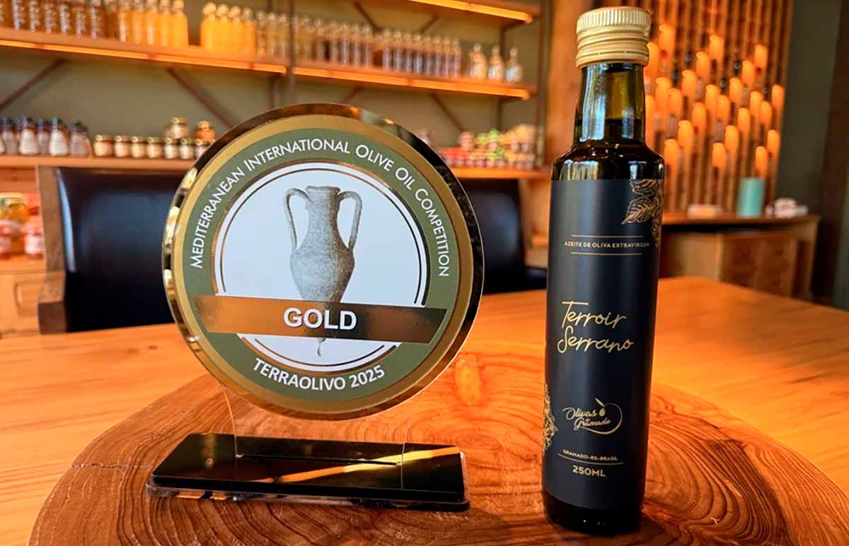 O Olivas de Gramado Terroir Serrano safra 2025 foi destaque no EVOO International Olive Oil Contest (EVOO IOOC), um dos principais concursos de azeites extravirgens do mundo O Olivas de Gramado Terroir Serrano safra 2025 foi destaque no EVOO International Olive Oil Contest (EVOO IOOC), um dos principais concursos de azeites extravirgens do mundo