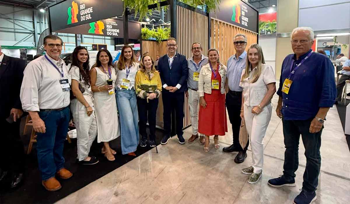 O grupo no stand do Rio Grande do Sul O grupo no stand do Rio Grande do Sul