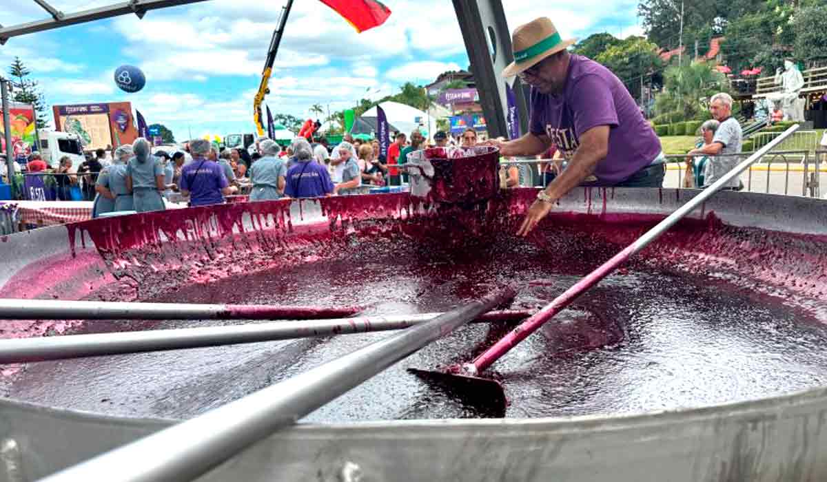 No parque, o tradicional "Saguzaço" reúne visitantes em torno do preparo coletivo de cerca de uma tonelada de sagu de vinho, distribuída gratuitamente em milhares de porções