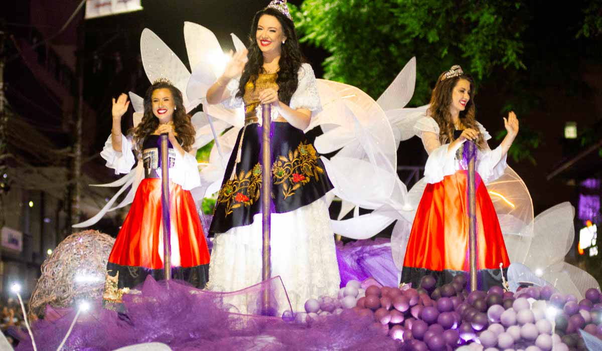 A Rainha Elisa dos Santos Pereira D’Mutti e as Princesas Júlia Dallegrave Scopel e Letícia Comin da Silva em um dos desfiles cênico-musicais A Rainha Elisa dos Santos Pereira D’Mutti e as Princesas Júlia Dallegrave Scopel e Letícia Comin da Silva em um dos desfiles cênico-musicais