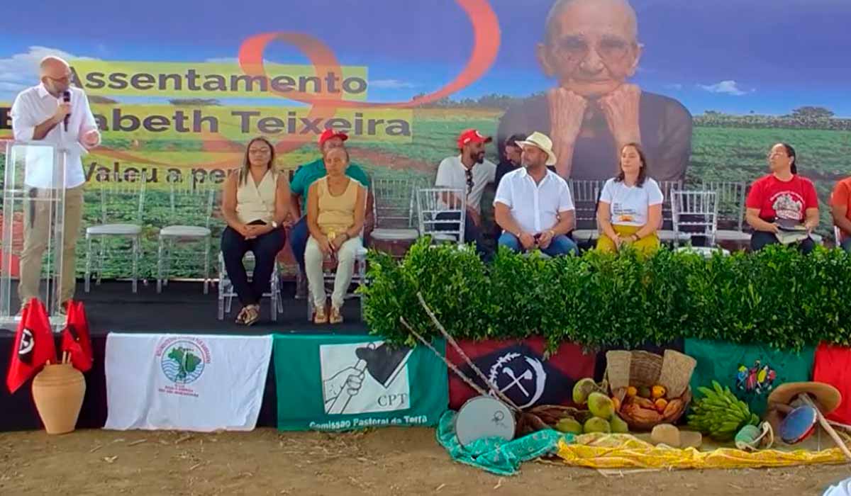 Solenidade de entrega do Assentamento Agroextrativista Elizabeth Teixeira - Foto: MDA Solenidade de entrega do Assentamento Agroextrativista Elizabeth Teixeira - Foto: MDA
