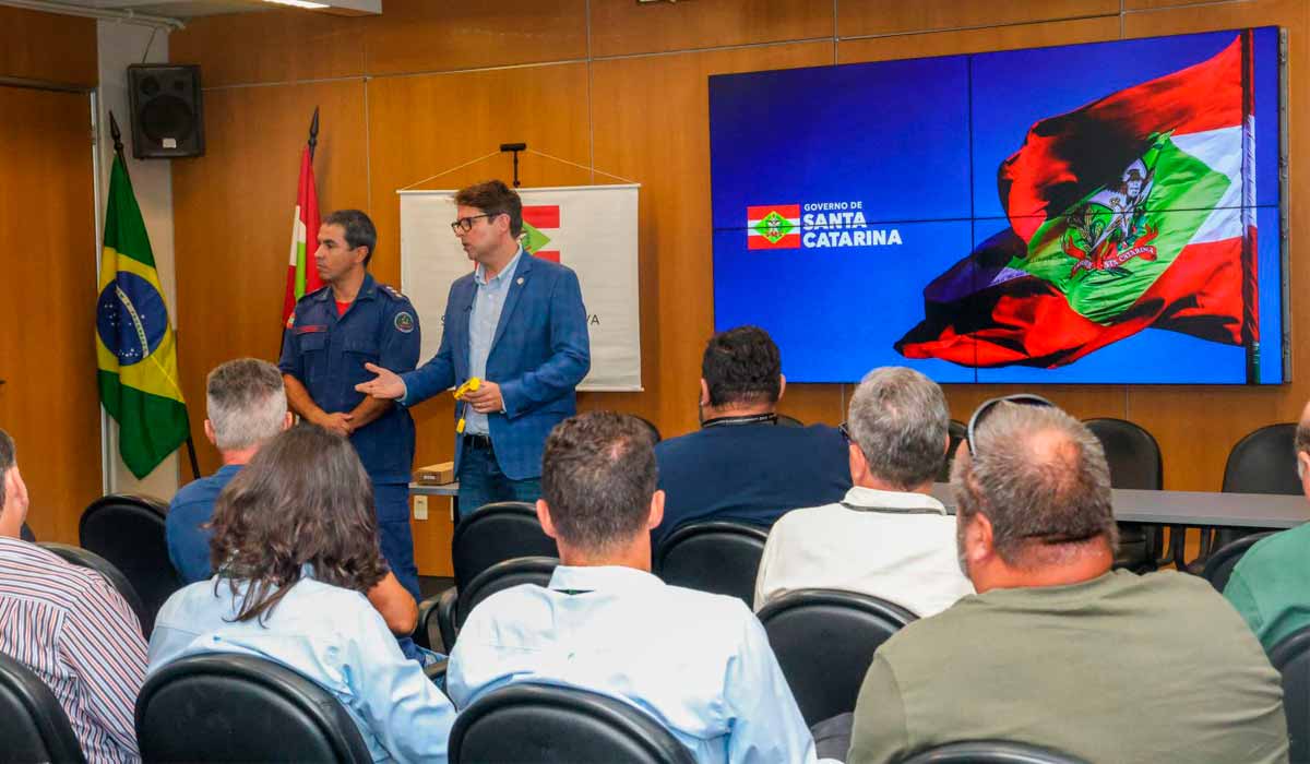 Pescadores catarinenses são orientados a como usar geolocalizador