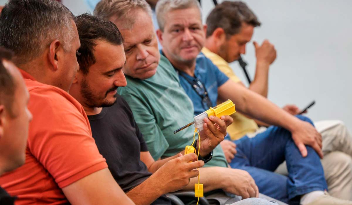 Os pescadores tendo o primeiro contato com o equipamento Os pescadores tendo o primeiro contato com o equipamento