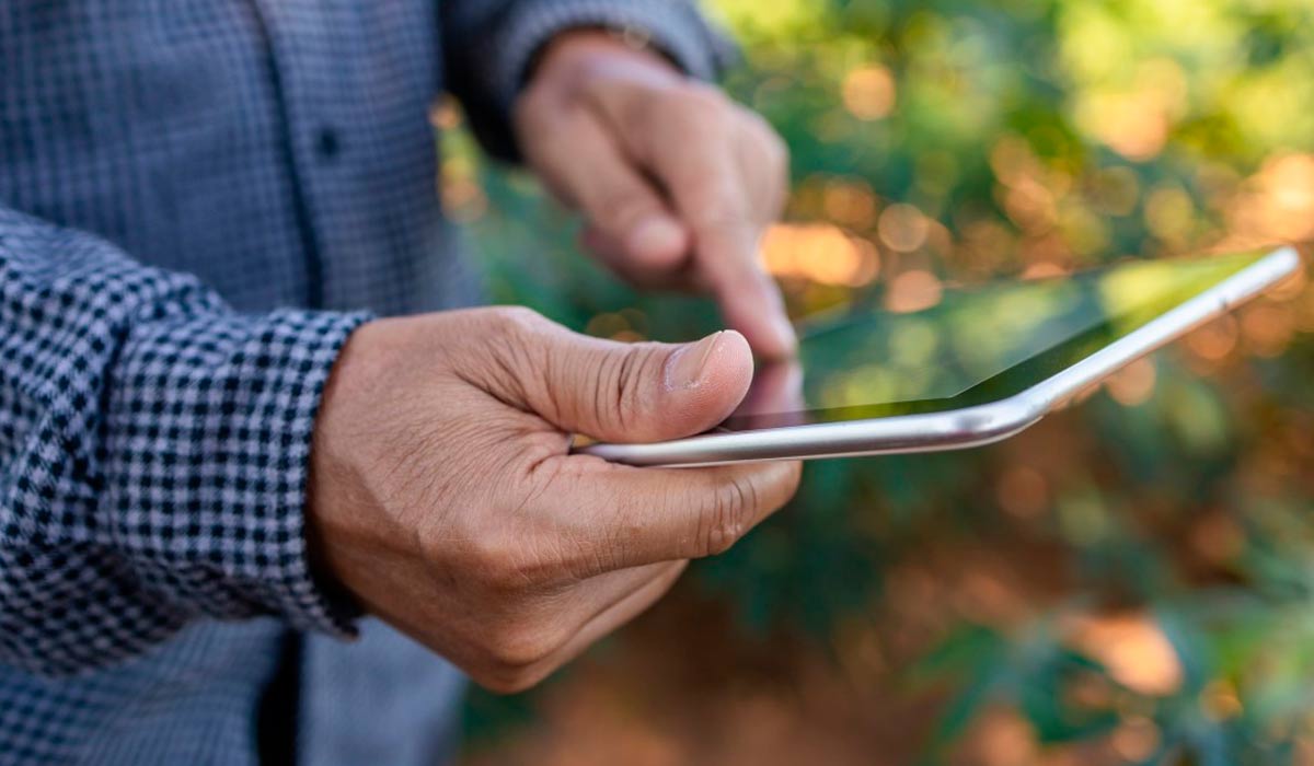 Agricultor familiar utilizando de tecnologia