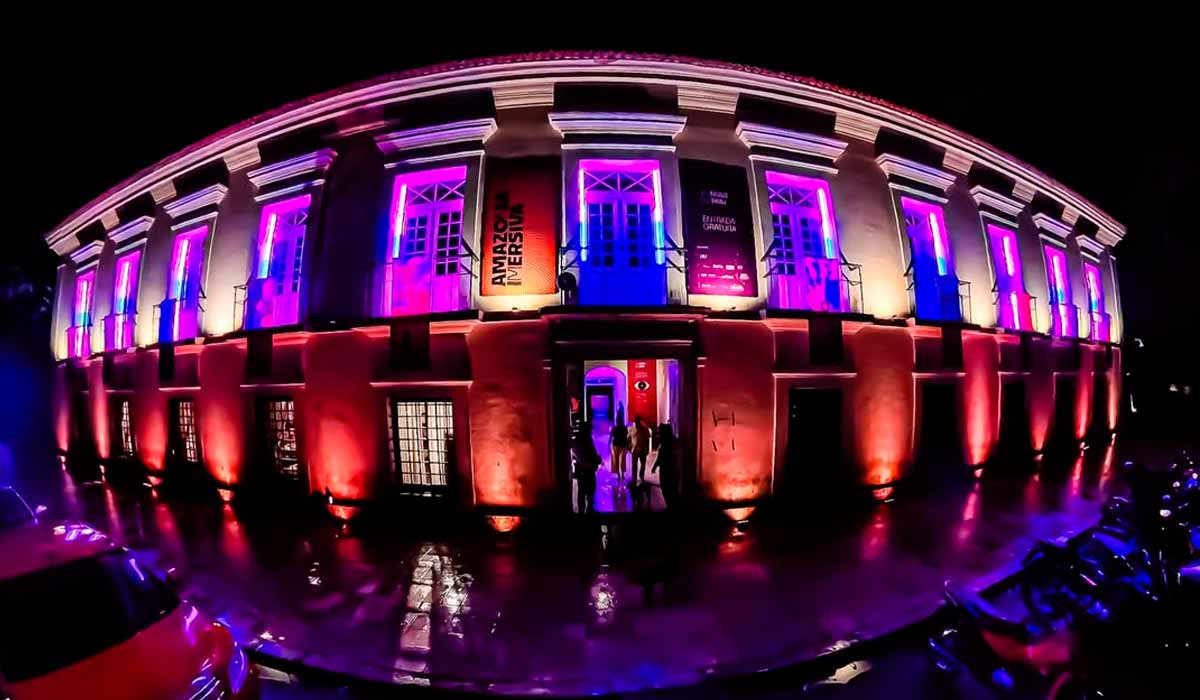 A Casa das Onze Janelas ganhou as cores do Amazônia Imersiva e para cada lado que olhamos encontramos mais detalhes perfeitos A Casa das Onze Janelas ganhou as cores do Amazônia Imersiva e para cada lado que olhamos encontramos mais detalhes perfeitos