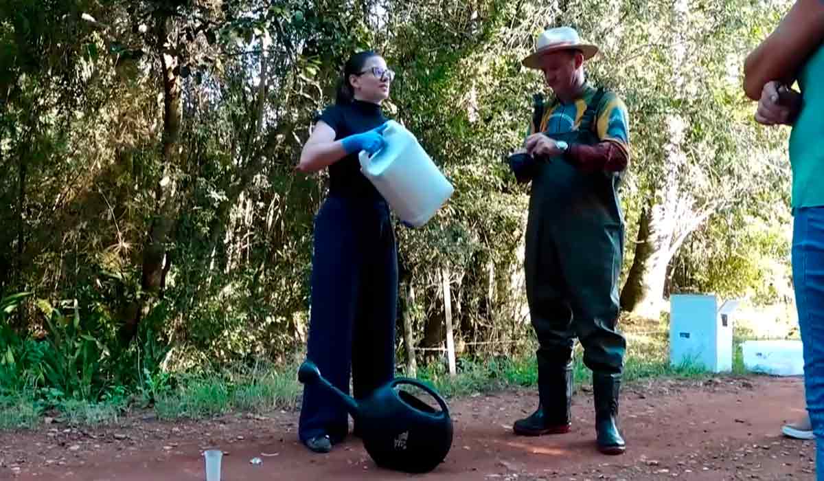 Produtor rura recebendo orientação técnica para aplicação do biolarvicida - Foto: Catve Produtor rura recebendo orientação técnica para aplicação do biolarvicida - Foto: Catve