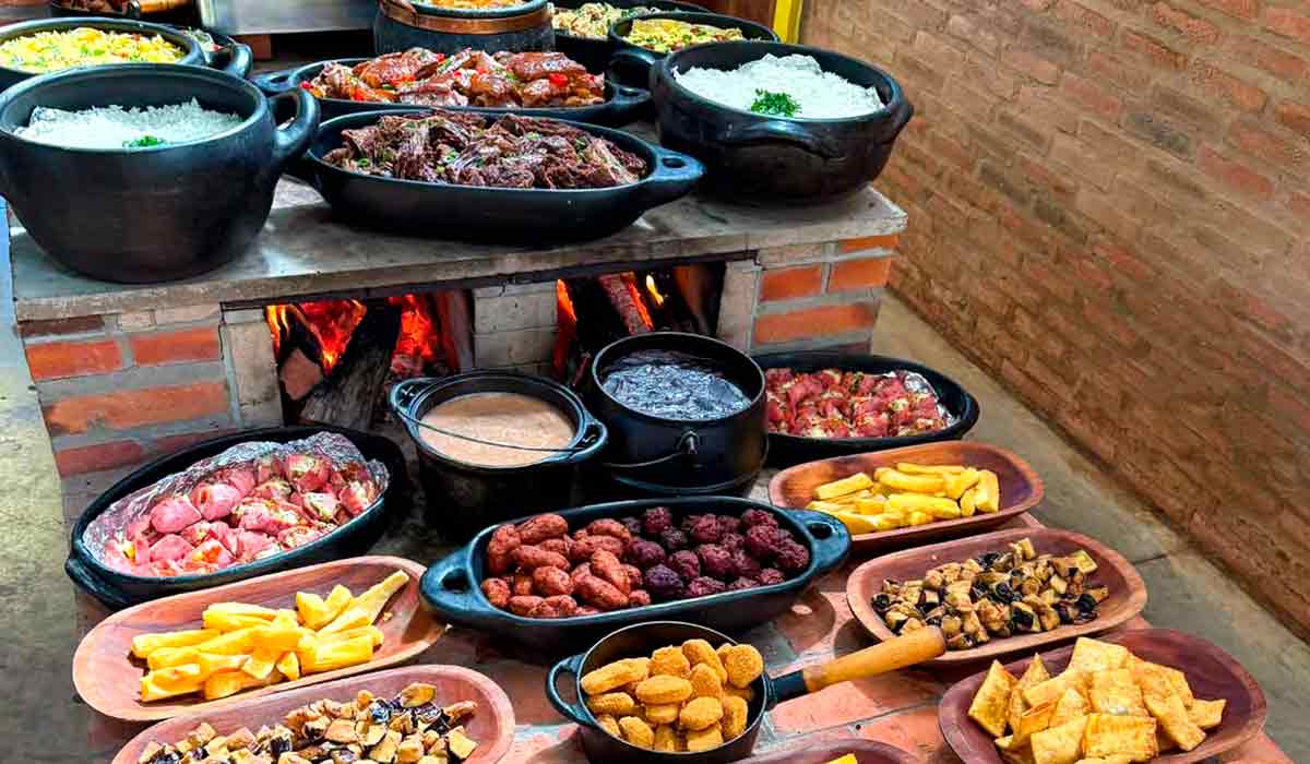 Além das tracionais culinárias de padrão internacional, a gastronomia rural em Botucatu é marcada pela autêntica tradição caipira, com destaque para fogão a lenha, buffets de comida caseira, churrasco e muito contato com a natureza