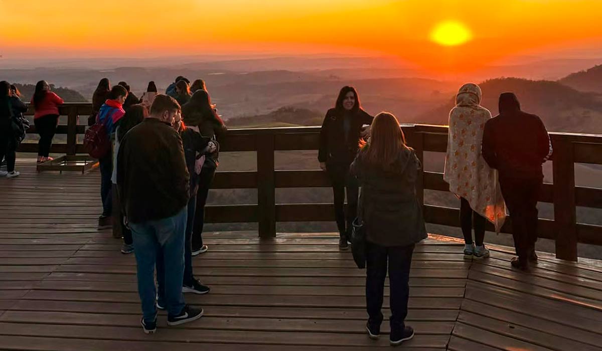 O famoso pôr do sol de Botucatu, visto do mirante na Cuesta Paulista, ponto turístico muito visitado na região