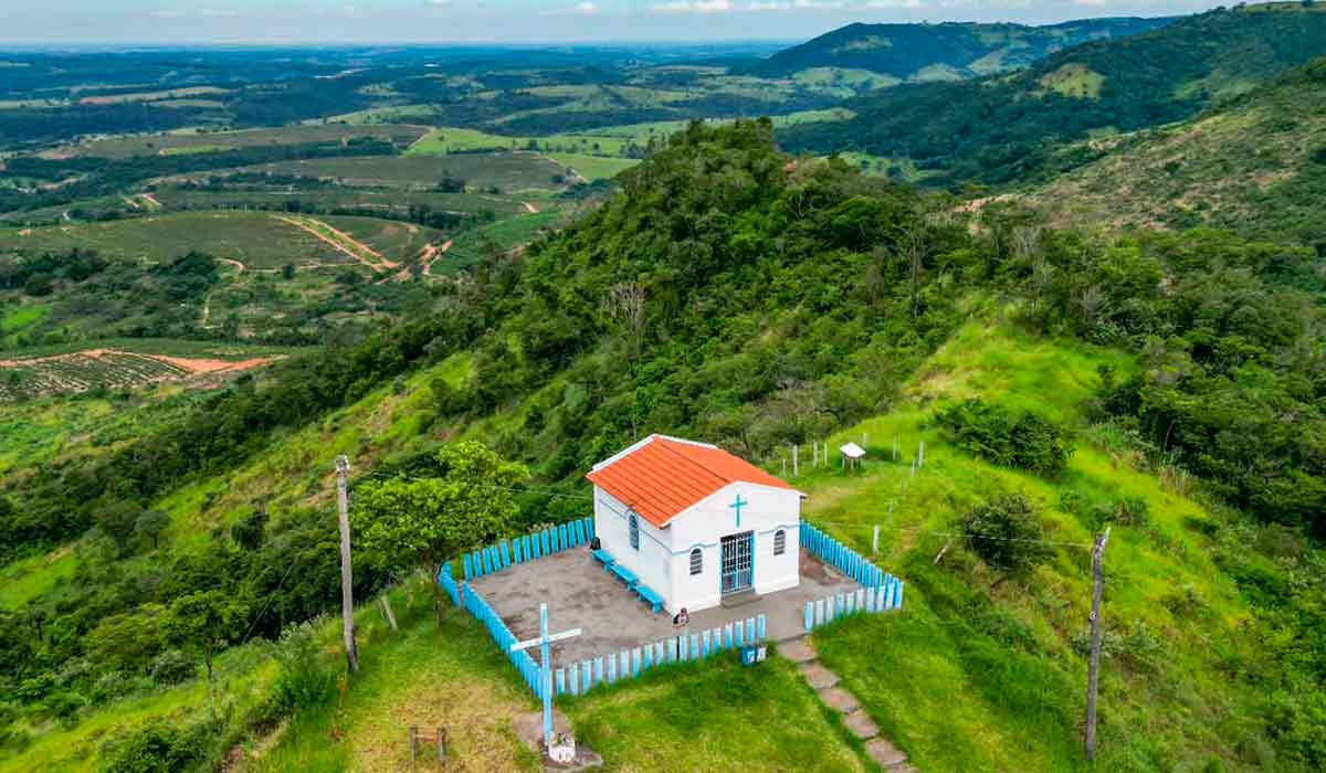 Capela de São Cristovão, às margens da Rodovia Marechal Rondon, na serra de Botucatu, a mais de 800 metros do nível do mar com vista privilegiada da Cuesta