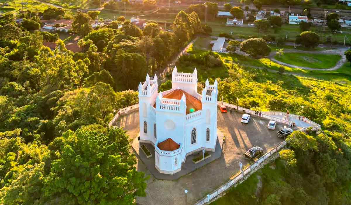 A Igreja de Santo Antônio, localizada no alto do morro do distrito de Rubião Júnior, é considerada um dos mais importantes mirantes de Botucatu A Igreja de Santo Antônio, localizada no alto do morro do distrito de Rubião Júnior, é considerada um dos mais importantes mirantes de Botucatu