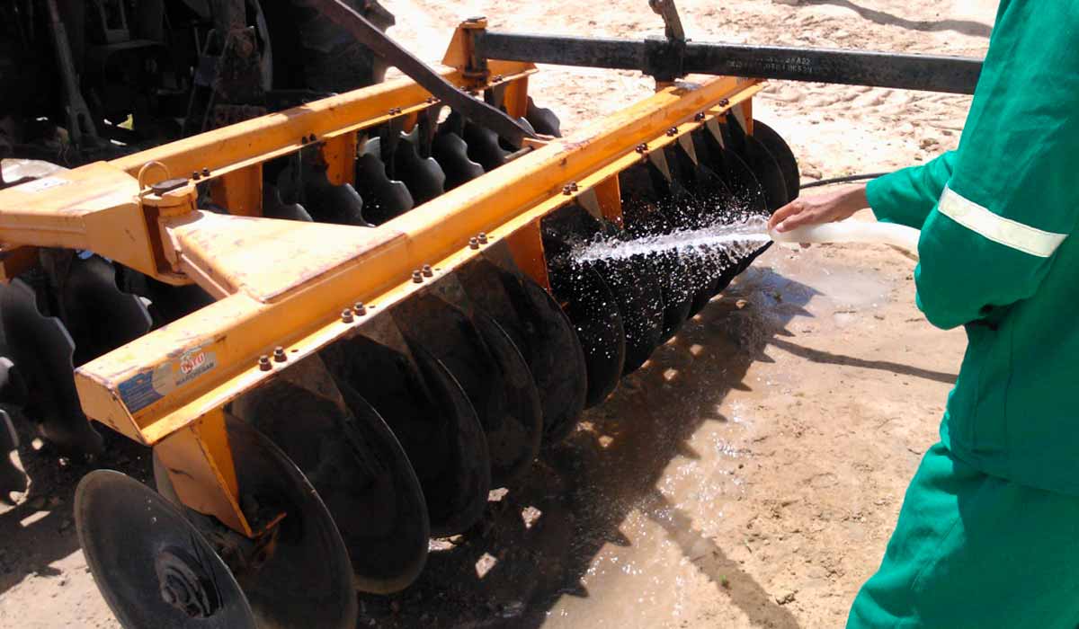 Limpeza externa e rigorosa de máquinas, implementos e veículos com remoção completa de solo, resíduos vegetais e sementes aderidos, realizada imediatamente após o uso em campo, é obrigatoriedade sobre a responsabilidade do proprietário, arrendatário, operador ou condutor Limpeza externa e rigorosa de máquinas, implementos e veículos com remoção completa de solo, resíduos vegetais e sementes aderidos, realizada imediatamente após o uso em campo, é obrigatoriedade sobre a responsabilidade do proprietário, arrendatário, operador ou condutor