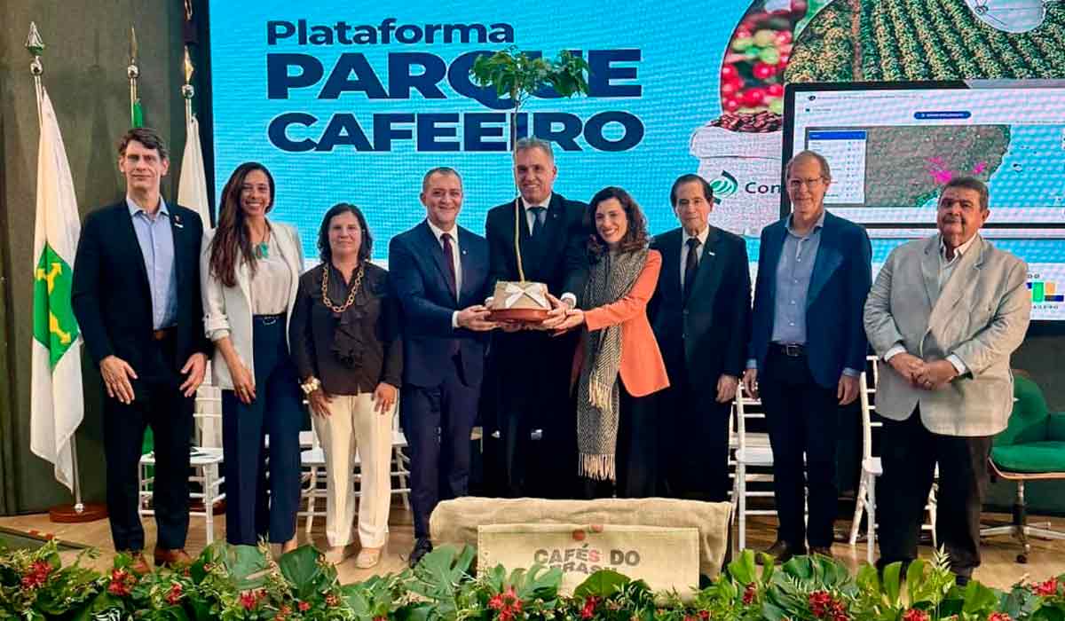 A cerimônia de lançamento na seda da Conab, com a presença de representantes do governo de do setor cafeeiro A cerimônia de lançamento na seda da Conab, com a presença de representantes do governo de do setor cafeeiro