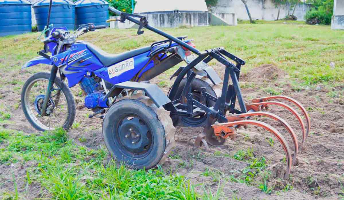 O triciclo adaptado a partir de uma motocicleta