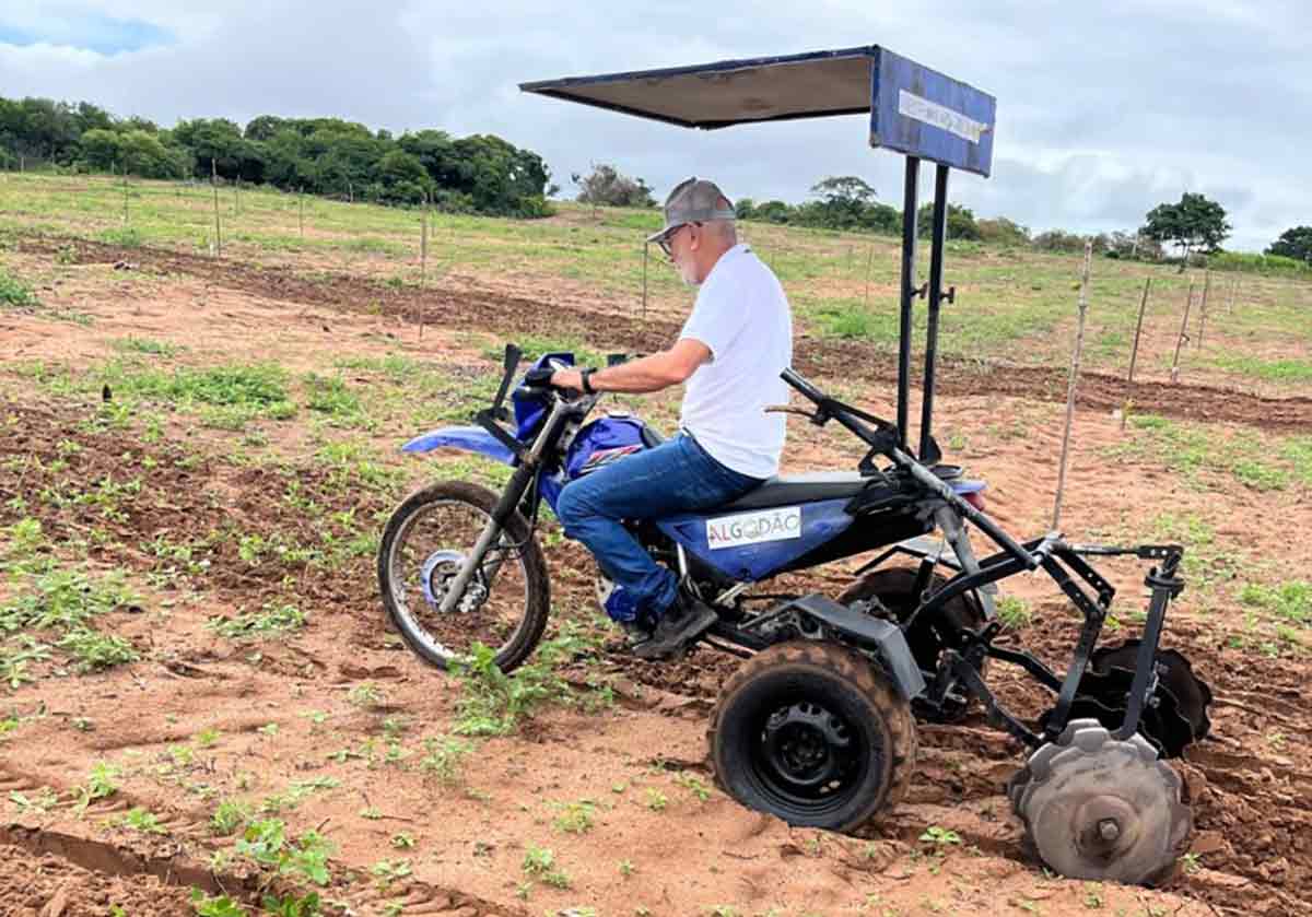 Odilon Ferreira da Silva e seu invento em operação Odilon Ferreira da Silva e seu invento em operação