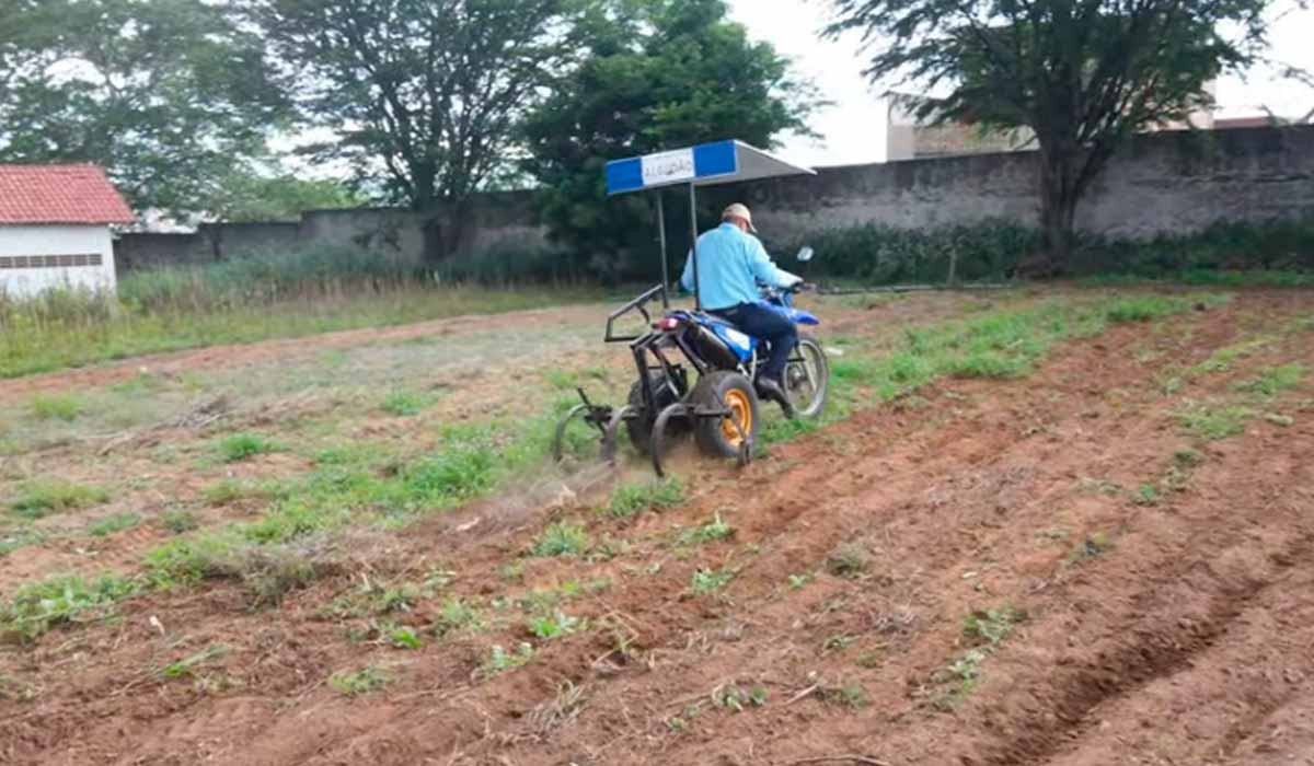 A inovação é uma adaptação de uma motocicleta, transformando-a em um triciclo onde são acoplados implementos que permitem preparo de solo, semeadura, pulverização e transporte da produção A inovação é uma adaptação de uma motocicleta, transformando-a em um triciclo onde são acoplados implementos que permitem preparo de solo, semeadura, pulverização e transporte da produção