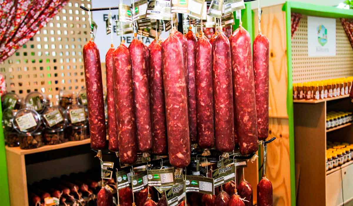 São mais de 100 empreendedores rurais selecionados para expor e vender os produtos tradicionais como doces, temperos, embutidos, queijos, vinhos e mel São mais de 100 empreendedores rurais selecionados para expor e vender os produtos tradicionais como doces, temperos, embutidos, queijos, vinhos e mel