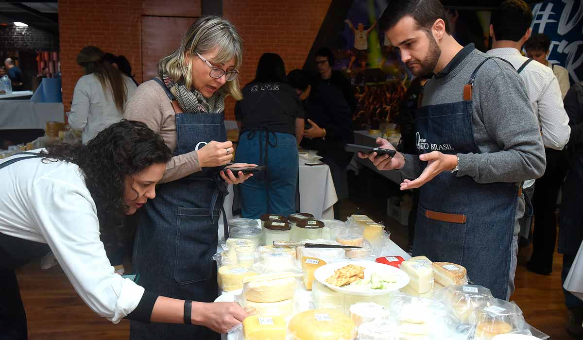 Juízes avaliando os queijos concorrentes Juízes avaliando os queijos concorrentes