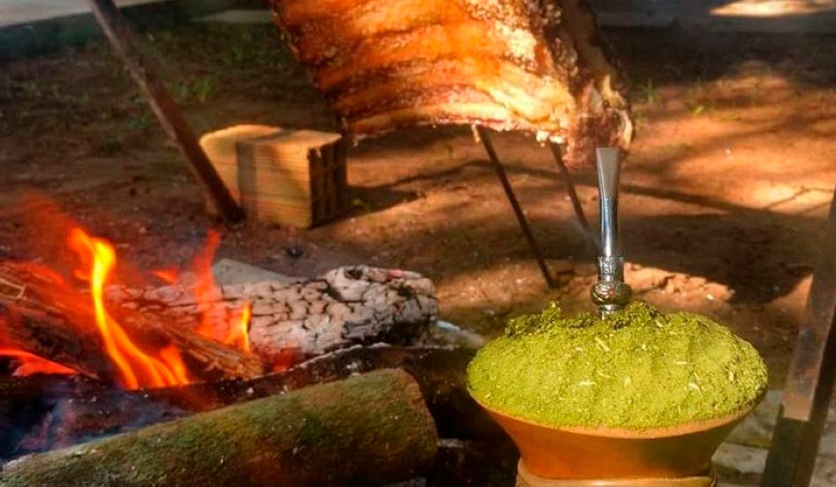 O churrasco e o chimarrão não podem ficar de fora de festa O churrasco e o chimarrão não podem ficar de fora de festa