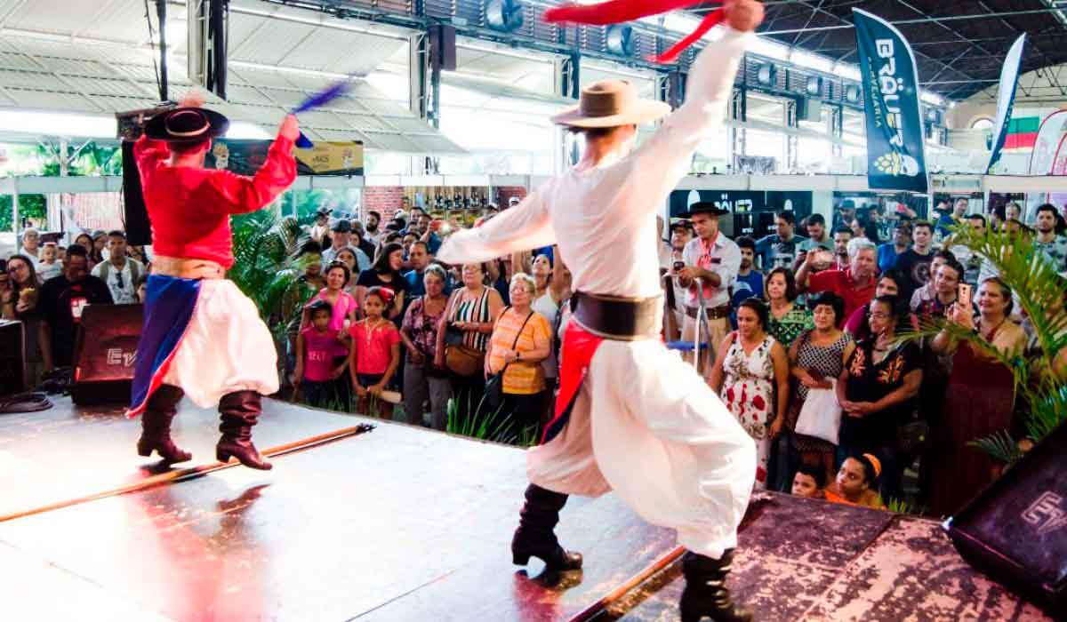 A tradicional feira típica do sul do país traz a cultura gaúcha com suas danças e trajes típicos A tradicional feira típica do sul do país traz a cultura gaúcha com suas danças e trajes típicos