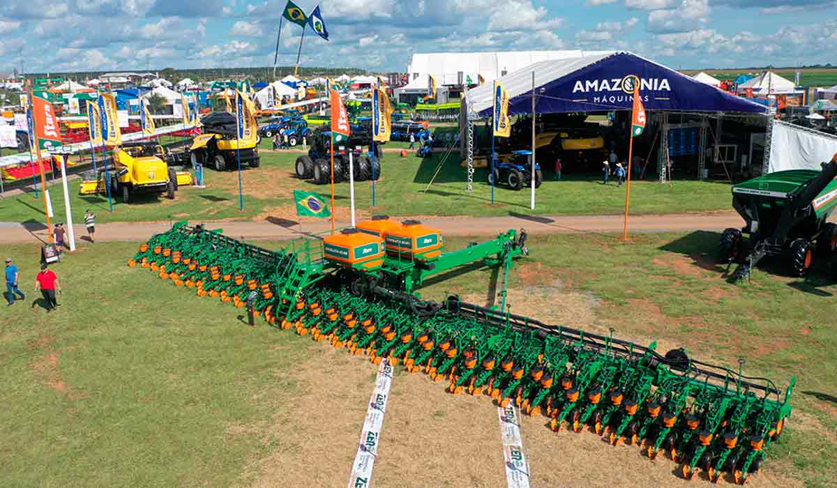 A feira contempla um grande parque para exposição de máquinas e equipamentos A feira contempla um grande parque para exposição de máquinas e equipamentos