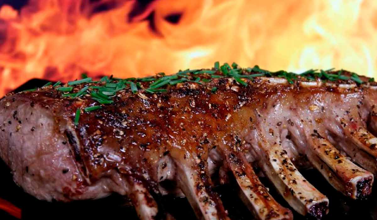 Além do preparo de carnes, os participantes aprendem receitas de acompanhamentos Além do preparo de carnes, os participantes aprendem receitas de acompanhamentos