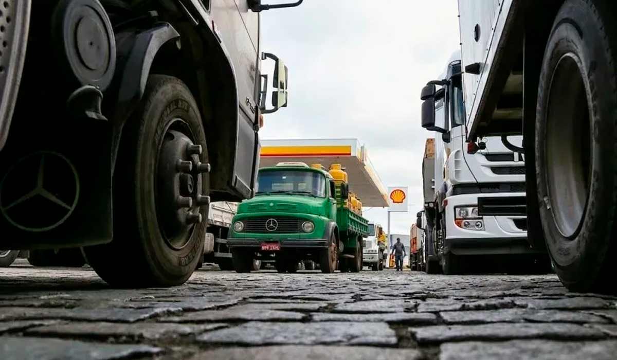 Após governo endurecer regras, caminhoneiros desistem de greve Após governo endurecer regras, caminhoneiros desistem de greve