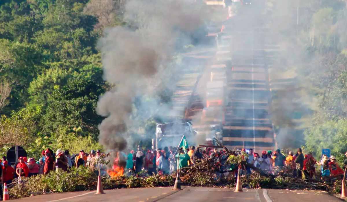 BR-163 bloqueada pelo MST em proteto, em Campo Grande, MS - Foto: Juliano Almeida BR-163 bloqueada pelo MST em proteto, em Campo Grande, MS - Foto: Juliano Almeida