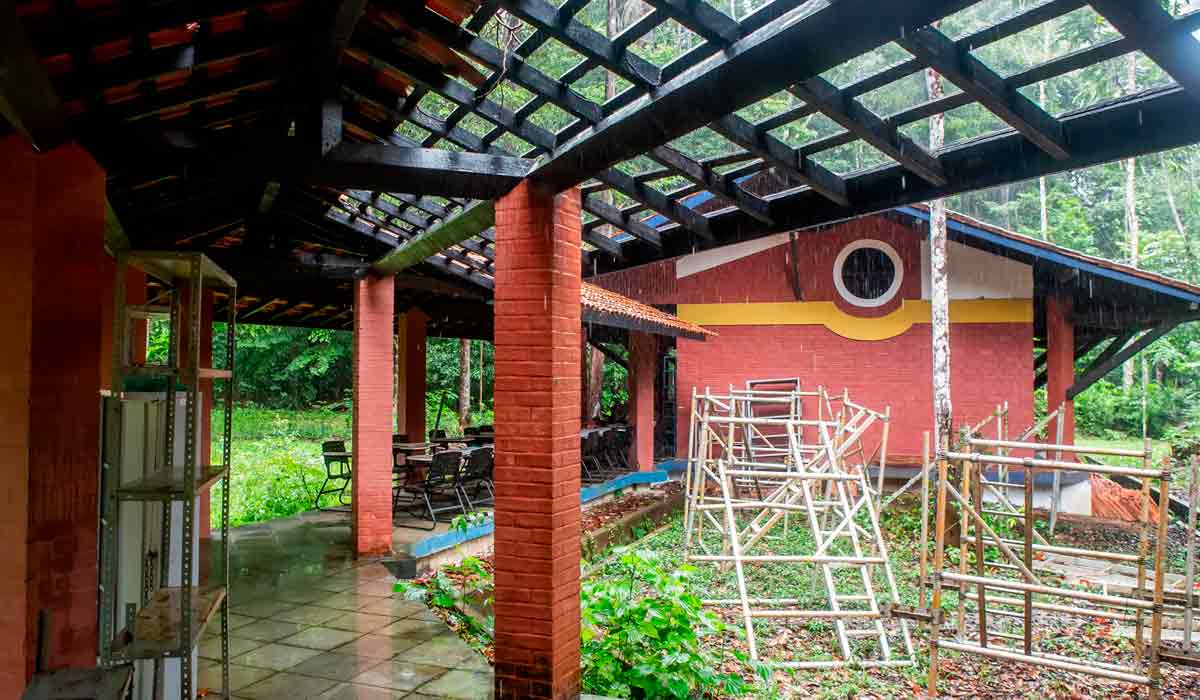 Os telhados das estruturas sofrem com a queda de galhos e a manutenção depende de logística cara e demorada - Foto: Lela Beltrão/Sumaúma Os telhados das estruturas sofrem com a queda de galhos e a manutenção depende de logística cara e demorada - Foto: Lela Beltrão/Sumaúma