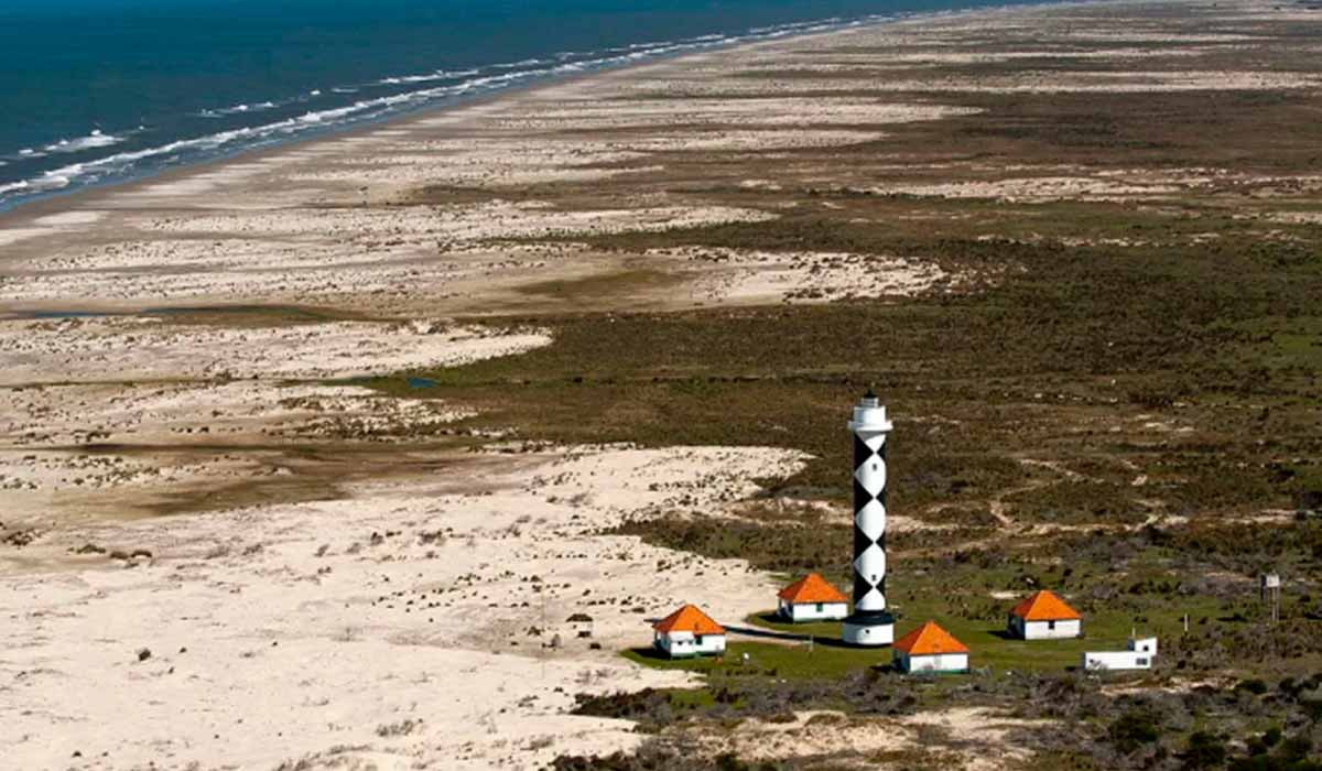 Parna do Albardão, RS - O Farol do Albardão é um farol ativo localizado em uma faixa de areia conhecida como Praia do Cassino Parna do Albardão, RS - O Farol do Albardão é um farol ativo localizado em uma faixa de areia conhecida como Praia do Cassino