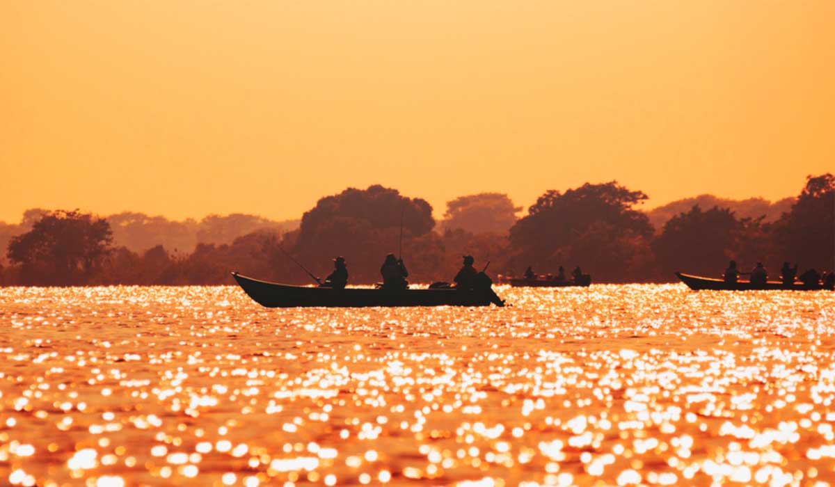 Pescadores na região do pantanal onde a pesca esportiva é muito desenvolvida Pescadores na região do pantanal onde a pesca esportiva é muito desenvolvida