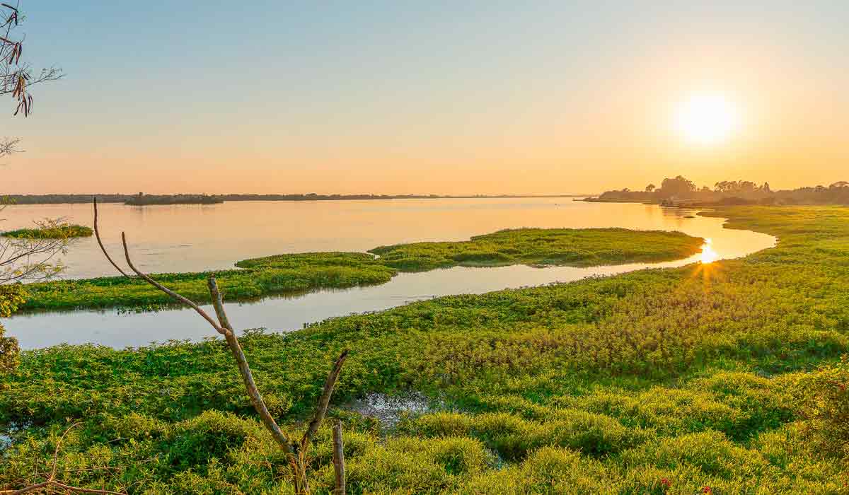 Trecho do Rio Paraná em Guaíra, PR, um dos paraísos da pesca esportiva no Brasil Trecho do Rio Paraná em Guaíra, PR, um dos paraísos da pesca esportiva no Brasil