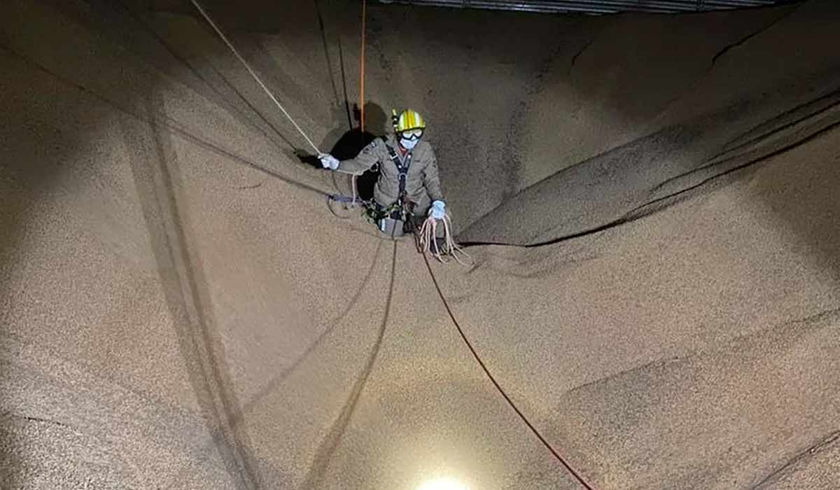 Bombeiro faz buscas em um silo em Diamantino, MT - Foto: Corpo de Bombeiros Bombeiro faz buscas em um silo em Diamantino, MT - Foto: Corpo de Bombeiros